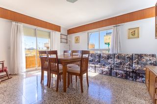 Flat in Las Islas. Vivienda amplia con balcón y gran luminosidad a un paso del mar.