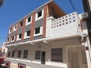 Flat in Almenara. Vivienda totalmente reformada con patio privado en almenara