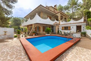 Casa en Gilet. Espectacular chalet independiente con piscina privada en la excl
