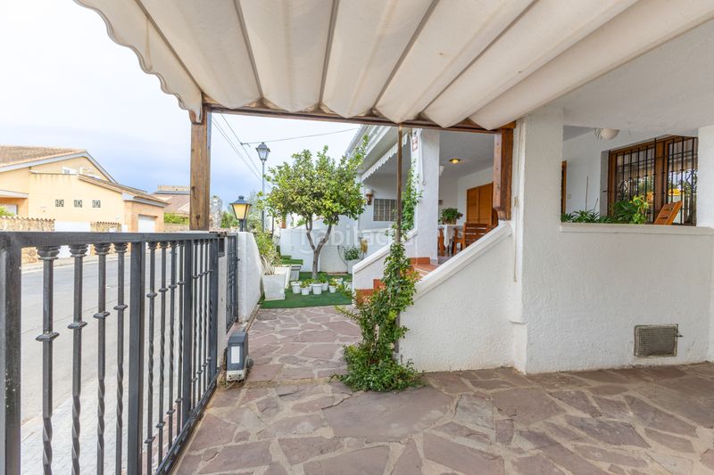 Foto ba41e032-3ad2-4156-b3a1-95beee9dbb61. Casa amb aparcament a Corinto-Almardà Sagunt