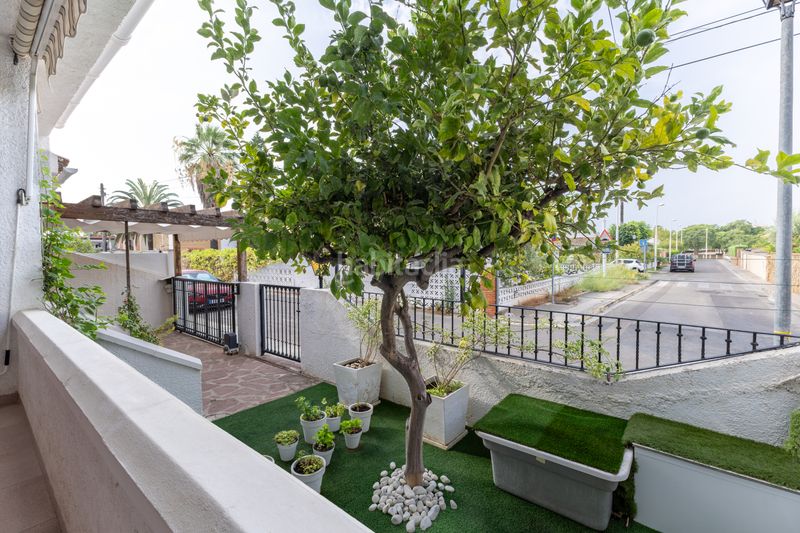 Foto bd8705dd-5307-42b2-ac5a-155e717dc6fc. Casa amb aparcament a Corinto-Almardà Sagunt
