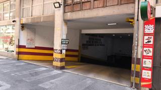 Aparcament cotxe a El Mercat. Plaza de aparcamiento en los geranios