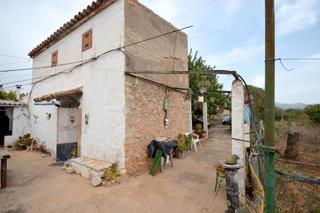 Masia a Lloseta. Casa rustica con luz de gesa y agua corriente en lloseta