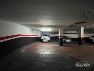 Parking coche en Bages 13. Plaza de parking en la mejor zona de manresa, junto a la univers