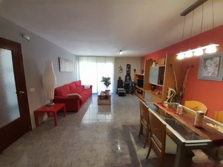 Flat in Carrer del coll 25. Con un amplio comedor, plaza de parking y trastero incluidos