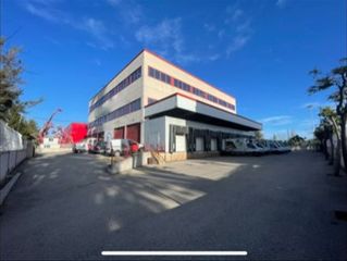 Alquiler Nave industrial en Carrer de miquel servet 4. De 3.666 m con 10 muelles