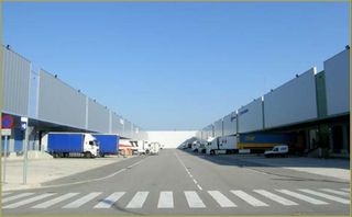 Alquiler Nave industrial en Avinguda parc logistic, 2. 6 muelles de carga