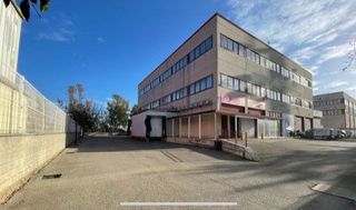 Alquiler Nave industrial en Carrer de miquel servet 4. Nave industrial aislada  de 2.444 m con 10 muelles lista para e