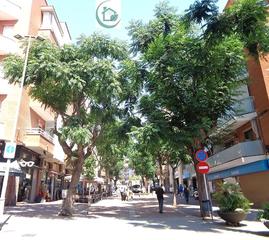 Piso  Carrer de la mare de du de montserrat.  en centro con balcn listo para disfrutarlo !