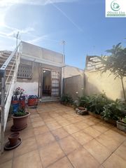 Maison jumelée à Centre. ¡ casa con patio y terraza superior - ubicacion inmejorable !