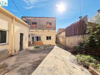 Casa a Centre. Gran casa independiente con terreno y parquing en zona casco ant