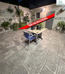 Pis  Carrer de pere sala. Planta baja con gran patio-terraza con reforma integral de diseñ