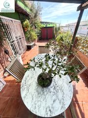 Piso en Centre. Impresionante atico de 3 habitaciones con terraza en el corazon