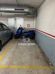 Aparcament cotxe a La Cogullada. Amplio garaje con trastero disponible en la cogullada, ideal par