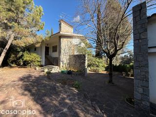 Casa in Matadepera. Amplia casa de 5 dormitorios y 3 baños, con jardín privado y pis