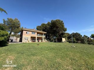 Haus  Olof palme. Casa independiente en castellarnau con gran parcela
