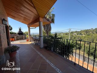 Casa  Anuar el sadat. Vive a lo grande en castellnou   366 m  piscina privada