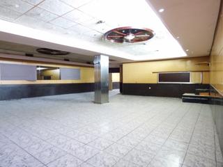 Local Comercial a Valldaura-Carretera de Cardona. Gran local con distintos ambientes en venta en el centro de manr