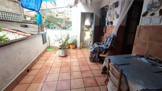 Maison à Escodines. Casa de tres plantas en venta de cuatro habitaciones con patio y