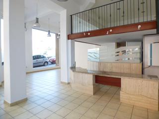 Local Comercial a Bases de Manresa - Carretera de Santpedor. Local totalmente esquinero con gran aparador en zona de paso de