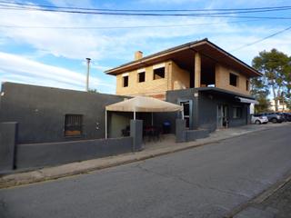 Maison à Castellnou de Bages. Casa en construcción con local comercial alquilado en funcionami