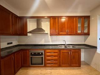 Rent House in Cardona. Casa de planta baja en cardona con 3 hab. dobles y terraza