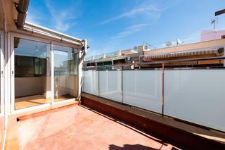 Attique  Carrer del general prim. Ático con terraza ideal para pareja o 1 persona