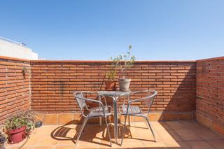 Pis  Carrer de pere sala. Finca joven con buhardilla y terraza