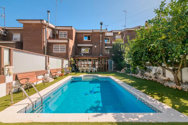 Foto 07d4e558-5b0f-468d-b94e-d79237baaa59. Casa amb calefacció aparcament piscina a La Roureda Viladecans