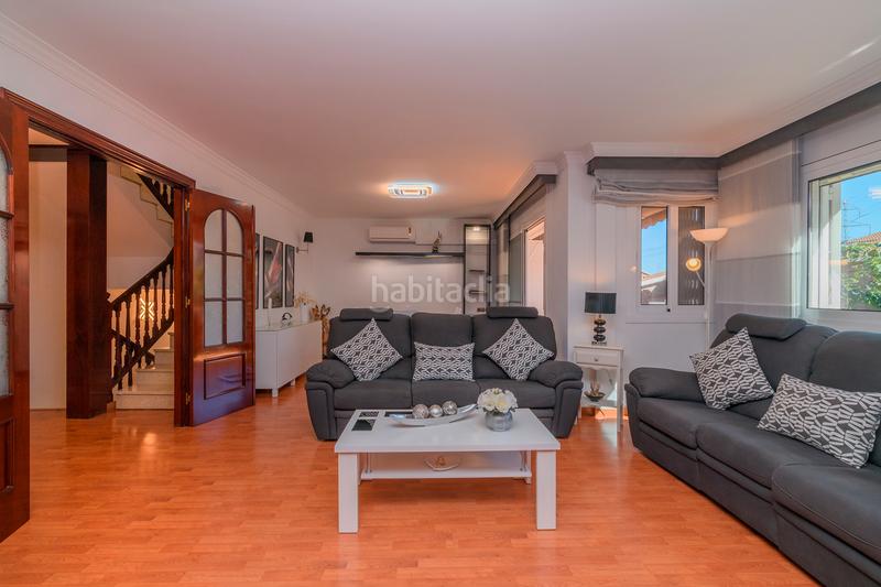 Foto b1b5cc7a-c0c0-4683-a9be-914c27bdb23f. Casa amb calefacció aparcament piscina a La Roureda Viladecans