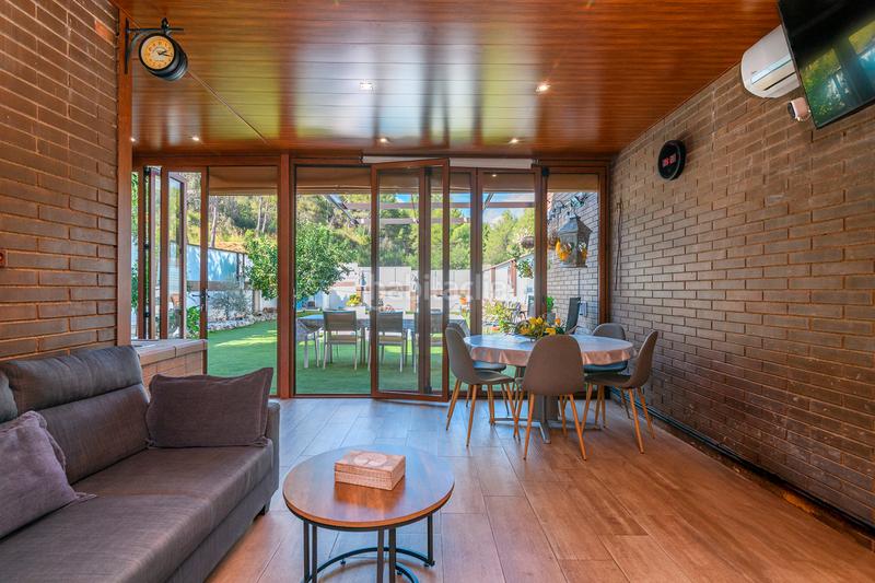 Foto c08b8641-519f-461d-81a7-f6dbd60d2658. Casa amb calefacció aparcament piscina a La Roureda Viladecans