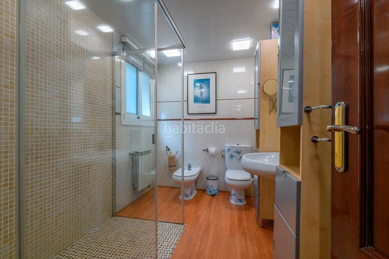 Foto c131a535-af2a-49f0-9ee0-cddbd91c833f. Casa amb calefacció aparcament piscina a La Roureda Viladecans