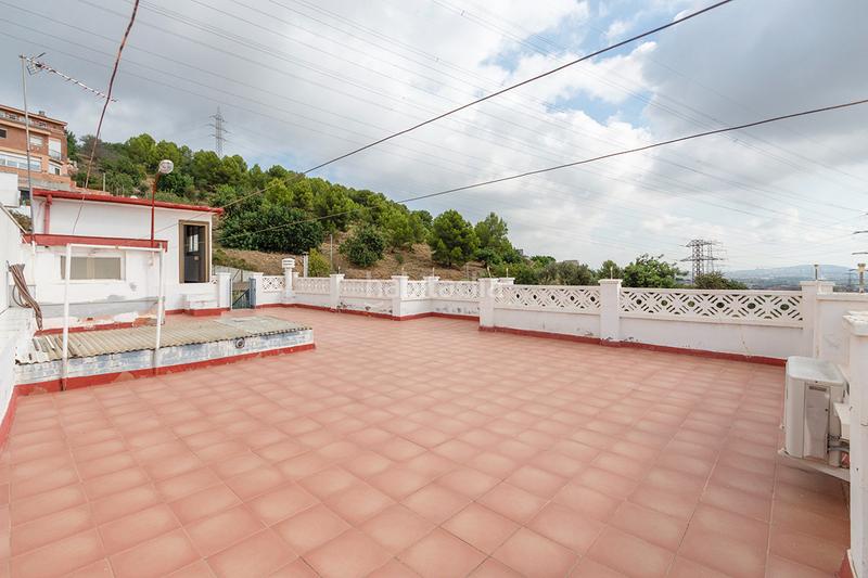 Foto 0bb45ad9-53b2-4ba5-a4f4-f413bd29bca3. Casa amb calefacció aparcament a Els Canons - Les Orioles - Can Paulet Sant Boi de Llobregat