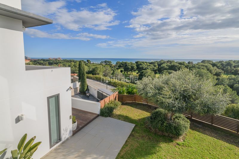 Foto 724749ca-aa4d-46e0-aad4-e06470f23326. Casa amb aparcament piscina a Can Girona - Terramar - Vinyet Sitges