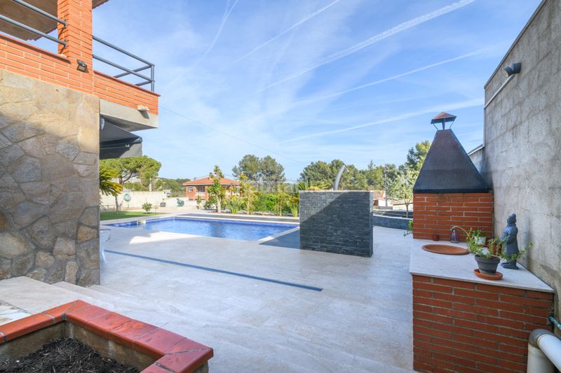 Foto 31e8f859-5e6b-49c4-aa3a-d4d65f67a794. Casa amb aparcament piscina a La Sentiu Gavà