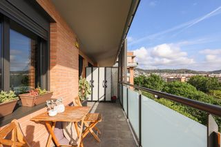 Pis  Viladecans - plaza delta del llobregat. Finca seminueva con piscina y parking