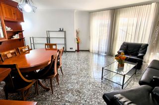 Etagenwohnung  Sant boi de llobregat - calle pompeu fabra de. Piso con 4 habitaciones y reformado en el centro de sant boi.