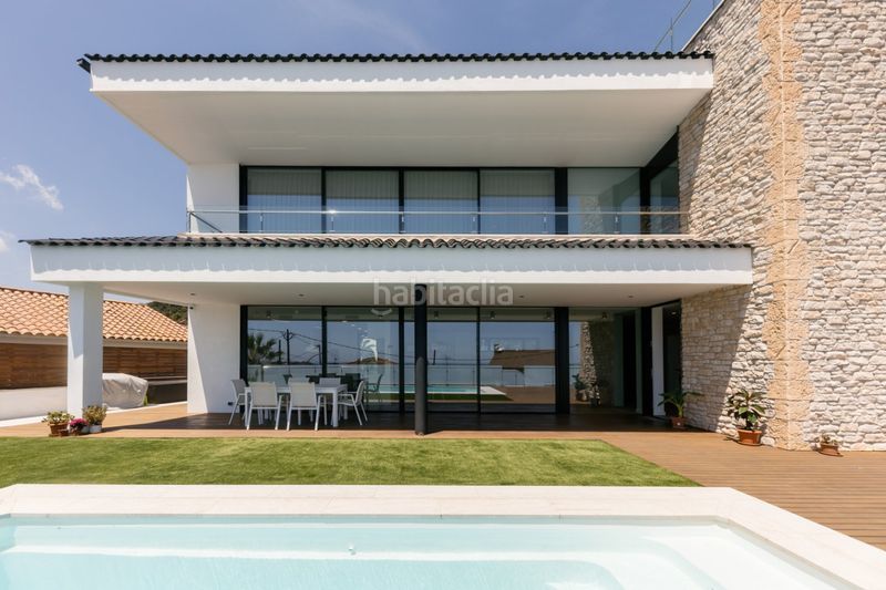 Foto d8d45203-8102-44a2-b5eb-2891398f2ea8. Casa amb calefacció aparcament piscina a Torrent Ballester Viladecans