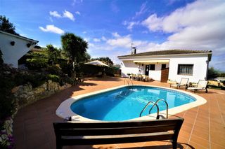 Casa en Castellet i la Gornal. Casa en una sola planta con piscina y jardín