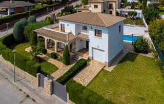 Xalet  Bell esguard 16. Chalet con amplio jardín, piscina y barbacoa en els masos de com