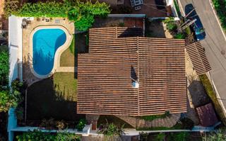 Xalet a Llevant 31. Casa individual con jardn, piscina, babacoa y a solo 450 metros