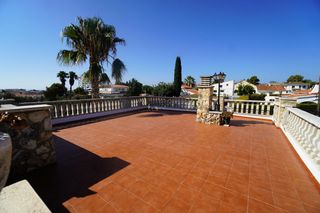 Casa  Poesia 7. Casa en unasola planta con jardín, solárium y vistas al mar en c
