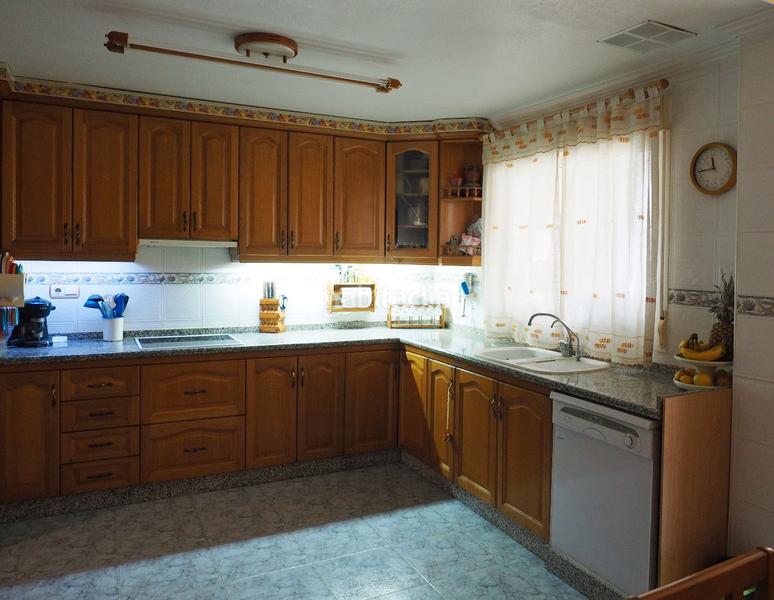 Foto 3fbc440c-9d08-429b-940b-eac9c09de992. Reihenhaus mit heizung parking in Petrer