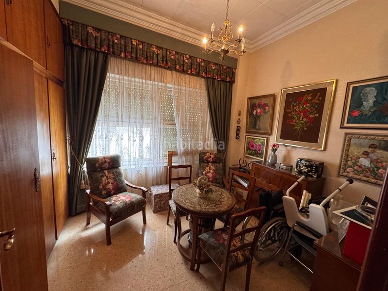 Foto b528e8d9-eb1e-4cfe-9aa9-ad87912c5594. Casa edificio en esquina con gran potencial en Plaza Castelar - Mercado Central Elda