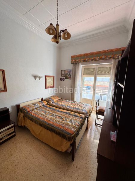 Foto d3565d58-9c01-40df-9886-d2090f98e516. Casa edificio en esquina con gran potencial en Plaza Castelar - Mercado Central Elda
