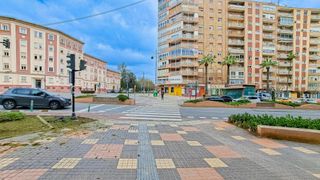 Flat in Avenida de américa 2. Pisazo universidad con cochera independiente