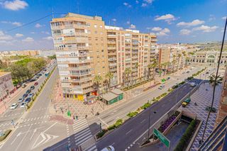 Appartamento in Avenida de américa 2. Pisazo universidad con cochera independiente