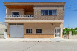 Flat  Calle calle garcilaso de la vega 28. Piso 170 m2  localcochera de 200 m2  parcela 180 m2