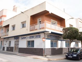 Appartamento in Manuel fernandez arrio(e) 41. Edificio  compuesto de piso   local