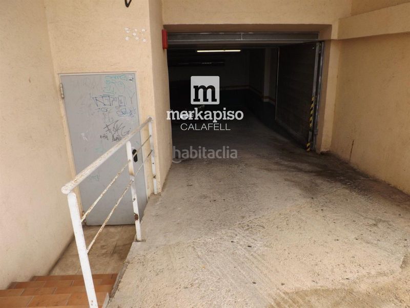 Foto b6178b6f-95f3-4c8a-a24d-73d2e7036b51. Aparcament cotxe a Calafell poble Calafell